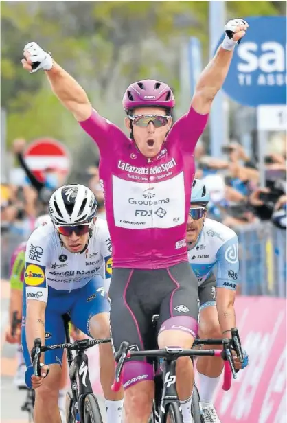  ?? Foto: Efe ?? Arnaud Démare celebra su victoria en Rimini, la cuarta en su cuenta personal en lo que va de Giro.