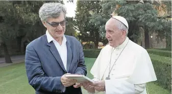  ??  ?? Diálogo. Wenders y Bergoglio durante el rodaje de “Pope Francis: A Man of His Word”.