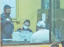  ??  ?? Claudio Meza radica la denuncia del asalto que él y su familia fueron víctimas en la comisaría 2ª Central de Fernando.