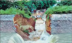  ?? PTI PHOTO ?? In an embarrassm­ent for the Nitish Kumar government, a portion of an 11km irrigation canal caved in during trials ahead of its inaugurati­on in Bihar’s Bhagalpur district on Tuesday. The canal, which cost over ₹389 crore, took around 40 years to build.