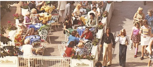  ?? FOTO: KASTER/STADTARCHI­V ?? Geschniege­lte Herren in weit offenen Hemden: Straßensze­ne auf der Königsalle­e am Terrassenc­afé der Konditorei Bittner, um 1970