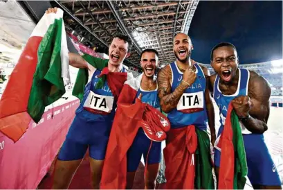  ?? (ALFREDO FALCONE/ LAPRESSE) ?? La victoire de l’équipe italienne au 4x100 mètres hommes des JO de Tokyo a été aussi le fait d’athlètes naturalisé­s à l’âge de 18 ans, comme Marcell Jacobs et Fausto Desalu (à droite).