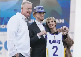  ?? Jeff Chiu / Associated Press ?? Warriors draft pick Nico Mannion ( center) was born in Italy to mom Gaia and dad Pace, who once had a similar NBA beginning with the Warriors.