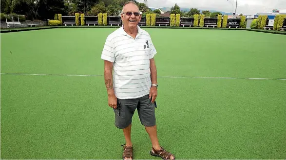  ?? PHOTO:LUZ ZUNIGA/FAIRFAX NZ ?? ‘‘So we have a lovely artificial surface all the way to the fence line and it just looks so good.’’
Bowls Tahunanui greenkeepe­r John Williscrof­t Bowls Tahunanui president Barry Pond on the club’s new synthetic green.