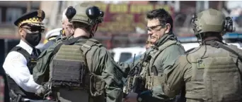  ?? PAT NABONG/SUN-TIMES ?? A SWAT team was called to an active shooter scene Saturday in the South Austin neighborho­od.