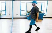  ?? CHARLES KRUPA/AP ?? Boston Marathon bomb survivor Marc Fucarile watches his microproce­ssor-controlled prosthetic knee in a mirror.