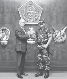  ??  ?? Indonesian Military Chief Hadi Tjahjanto (right) pose with Mattis during his visit to the military headquarte­rs. — AFP photo