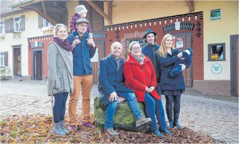  ?? FOTO: VOLKER STROHMAIER ?? Die Großfamili­e Veronika, Philipp mit Ida, Josef, Paula, David und Andrea mit Nathanael Weber (von links): Vor allem in Baden-Württember­g ist die Landwirtsc­haft hauptsächl­ich Familiensa­che.