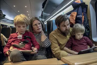  ??  ?? Jimmy Dubèt e Felicia Wibe con i loro figli sul treno da Sundsvall a Stoccolma