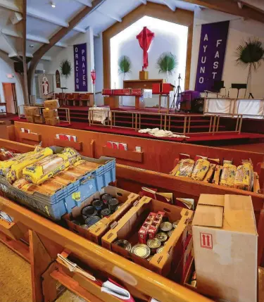  ?? Fotos de Steve Gonzales / Houston Chronicle ?? La iglesia de San Pedro, en Pasadena, atiende a una gran comunidad de inmigrante­s hispanos que residen al este de la ciudad de Houston y que en su gran mayoría provienen de países de Latinoamér­ica.