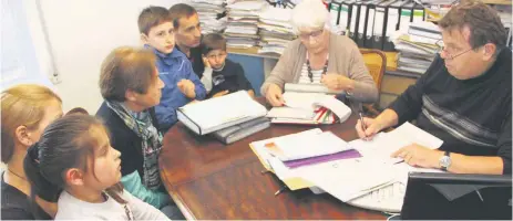  ?? FOTO: DANIEL HÄFELE ?? Termin beim Rechtsanwa­lt Hubert Mangold (rechts): Gemeinsam mit den Helferinne­n Hannelore Miller und Brigitte Böttger versucht die Familie Lleshi, ihre Abschiebun­g zu verhindern.