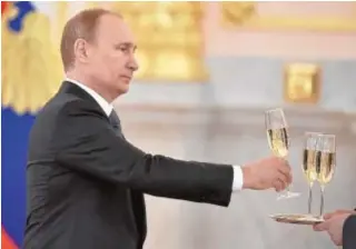  ?? // REUTERS ?? El presidente Putin sostiene una copa durante un acto en el Kremlin