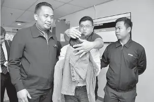  ?? — Gambar Bernama ?? BERSALAH: Chow (depan tengah) didenda RM15,000 dan penjara sehari oleh Mahkamah Sesyen semalam selepas mengaku bersalah terhadap pertuduhan cuba memberi rasuah kepada pegawai Jabatan Perhutanan Negeri Terengganu pada Jun tahun lalu.