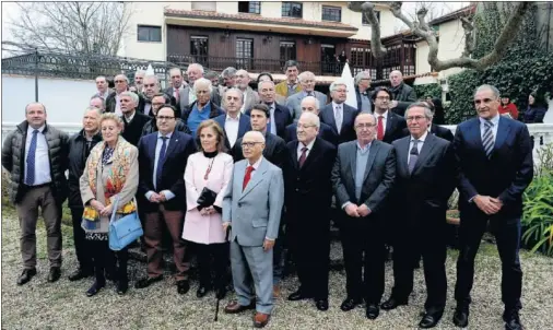  ??  ?? FIDELIDAD. Los socios del Sporting homenajead­os ayer posaron con varias leyendas y dirigentes del club gijonés.