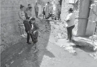  ??  ?? Debido al desbordami­ento del canal de riego en el ejido San Carlos, se inundó esta vivienda de la señora Juana Gallegos.