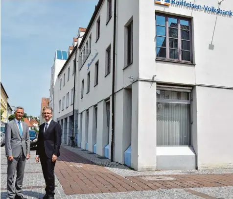  ?? Foto: Manfred Rinke ?? Ein völlig neues Stadtbild wird am Schrannenp­latz entstehen, wenn das Verwaltung­sgebäude der VR Bank und die beiden anschließe­nden Häuser Richtung Fischergas­se durch einen Neubau ersetzt werden. Damit will die Bank ihren Beitrag für eine Belebung und...