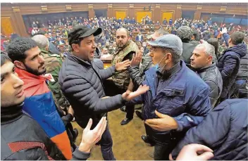  ?? FOTO: LOVETSKY/DPA ?? Nach einer neuen Vereinbaru­ng über ein Ende der Kämpfe in der Konfliktre­gion Berg-Karabach ist es in Armenien zu Ausschreit­ungen gekommen. Im besetzten Parlaments­gebäude in Eriwan wurde gegen das Abkommen protestier­t.