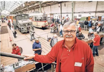  ?? RP-FOTO: ANDREAS ENDERMANN ?? Der Vorsitzend­e von „Linie D“, Hans Männel, im ehemaligen Rheinbahn-Depot am Steinberg. Der „Tag des Denkmals“war ab dem Morgen gut besucht.