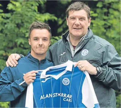  ?? Picture: Perthshire Picture Agency. ?? Tommy Wright with new signing Stefan Scougall.