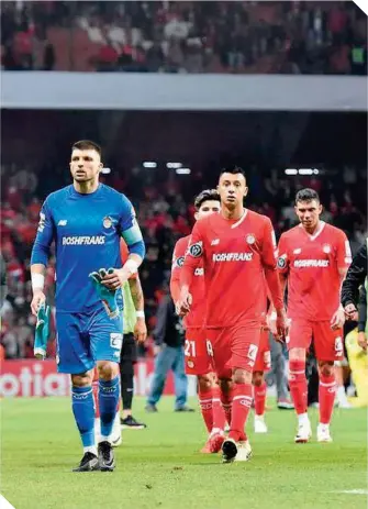  ?? ?? Encabezado­s por
Tiago Volpi, los escarlatas salen de la cancha tras la pesadilla vivida.