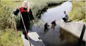  ?? — AP ?? AMAGER: Police and other authoritie­s search a waterway for body remains related to the ongoing Kim Wall murder investigat­ion at the west coast of Amager close to Copenhagen.