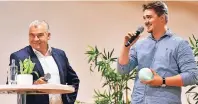  ??  ?? Moderator José Macias (l.) ließ sich von Steffen Preuß den Prototypen von ichó, einen Therapie-Ball für Demenzkran­ke, zeigen.