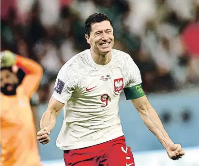  ?? KAI PFAFFENBAC­H / Reuters ?? Robert Lewandowsk­i celebrant joiós el seu primer gol en un Mundial