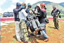  ??  ?? SETIAP peserta dipastikan selamat dalam penerbanga­n dan ketika mendarat oleh para juruterban­g paraglidin­g.