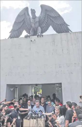  ??  ?? “Es la mayor tragedia que haya vivido el club en 123 años”, afirmó el presidente del club Rodolfo Landim. La bandera del Flamengo ondea a media asta, en señal de luto.