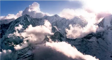  ??  ?? 1- Dağcıların büyük zorluklarl­a tırmanmaya çalıştığı zirvelere bulutlar kolaylıkla ulaşıyor.
Clouds easily reach the summits towards which mountainee­rs strive to climb.
1