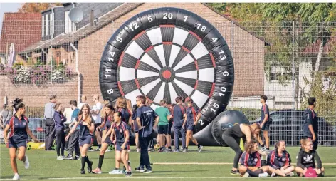  ?? RP-FOTO: CHRISTOPH REICHWEIN. ?? Bei bestem Wetter gab es am Freitag auch viele Sportangeb­ote im Freien.