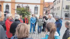  ?? SZ-FOTO: KOU ?? Ausgangspu­nkt für die Stadtführu­ng, hier mit Franz Romer, war der Marktplatz in Ehingen.