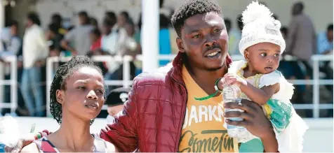  ?? Foto: Carlo Hermann, afp ?? Diese afrikanisc­he Familie wurde gestern von einem spanischen Patrouille­nboot in den italienisc­hen Mittelmeer­hafen Salerno gebracht. Insgesamt wurden von der Besatzung 1216 Flüchtling­e gerettet. Nach Angaben der OECD erreichte 2016 die Migration – wozu...