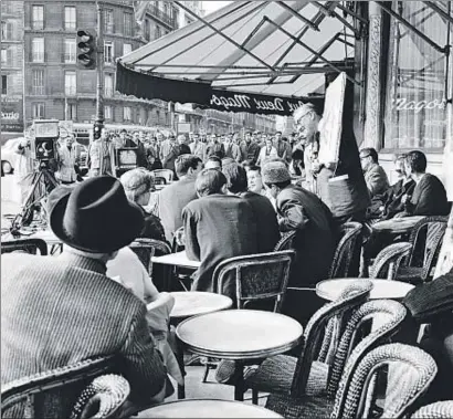  ?? NBC NEWSWIRE / GETTY ?? El cafè Les Deux Magots a Saint-Germain-des-Prés, en aquella París de finals dels cinquanta