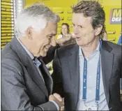  ?? ?? Carlos Godó saluda al vicepresid­ente del COI Samaranch