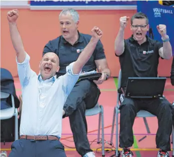  ?? FOTO: IMAGO ?? Geschafft: Der TV Rottenburg bleibt in der Volleyball-Bundesliga. Es freuen sich Trainer Hans Peter MüllerAngs­tenberger (vorne) und die Co-Trainer Oliver Heiming und Karsten Haug (von links).