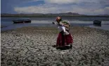 ?? ?? Une femme marche sur une partie asséchée du lac Titicaca à Coata, au Pérou, le 29 novembre 2023, pendant une vague de chaleur.