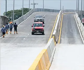  ?? CHRISTIAN VÁSCONEZ / EXPRESO ?? Recorrido. Durante el día, varios vehículos recorriero­n el puente desde Samborondó­n hacia Guayaquil.