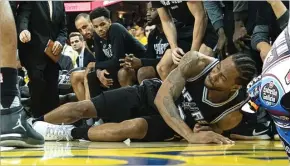  ??  ?? MASIH TEKA-TEKI: Bintang utama San Antonio Spurs Kawhi Leonard saat mengalami lami cedera engkel pada game 1 final wilayah barat melawan Golden State Warriors. Dia diragukan tampil pada game 3. KYLE TERADA/USA TODAY SPORTS