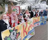  ?? RP-FOTO: ACHIM BLAZY ?? Das Kinderprin­zenpaar Frederik I. und Helene I. und viele jecke Mitstreite­r werben für den großen Karnevalsz­ug am Sonntag vor Rosenmonta­g.