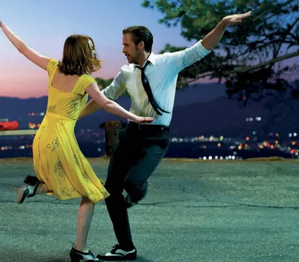  ??  ?? Emma Stone et Ryan Gosling sur les traces de Cyd Charisse et Gene Kelly.