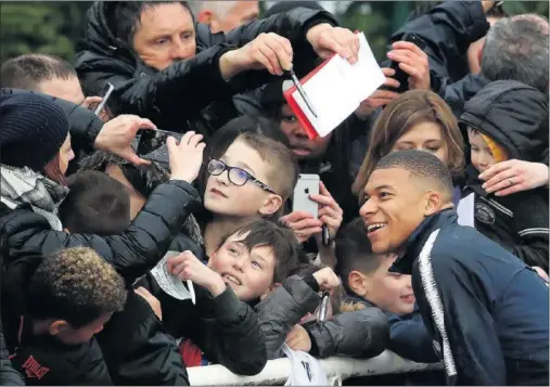  ??  ?? ESTRELLA MUNDIAL. Tras Messi, Cristiano y Neymar, Mbappé es el jugador que más pasiones despierta en el ‘planeta fútbol’.