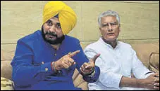  ?? SAMEER SEHGAL/HT ?? Local bodies minister Navjot Singh Sidhu and Punjab Congress president Sunil Jakhar in Amritsar on Friday.