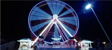  ?? (Photo J.-S. G.-A.) ?? La grande roue d’Antibes tourne de plus belle à Noël...