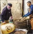  ?? (Photo F. E.) ?? Jean-Louis et Jérôme remplacent les scourtins, des cercles en fibre végétale qui absorbent l’huile d’olive, la filtrant de ses impuretés.