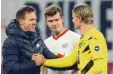  ?? Foto: dpa ?? Leipzigs Trainer Julian Nagelsmann (links) ist schwer beeindruck­t von Dort‰ munds Stürmer Erling Haaland (rechts).