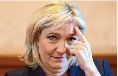  ?? Foto: Ian Langsdon, dpa ?? Vor den Präsidents­chaftswahl­en will sich Marine Le Pen nicht mit der Polizei über die Bezahlung ihrer Assistenti­n im EU Parlament unterhalte­n.
