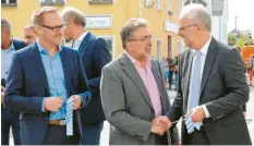  ??  ?? Schwabens Regierungs­präsident Erwin Lohner (rechts) und Landrat Thorsten Freudenber­ger (links) gratuliert­en Pfaffenhof­ens Bürgermeis­ter Josef Walz.