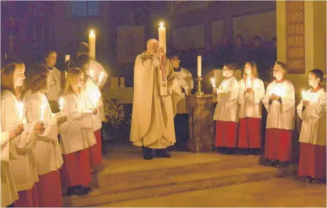  ?? FOTO: ARCHIV/KLAUS WEISS ?? Der Gottesdien­st in der Osternacht, wie hier in der Stiftskirc­he Bad Buchau, beginnt erst nach Einbruch der Dunkelheit. Darauf legt auch der Ertinger Pfarrer Peter Häring großen Wert. Einen zweiten Gottesdien­st schon früher am Tag anzubieten, kommt für...