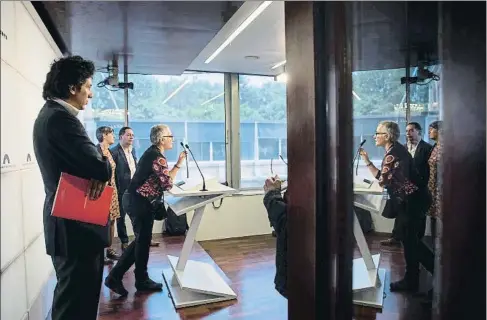  ?? ANA JIMÉNEZ ?? Isabel Alonso, presidenta de DMD Catalunya, junto a líderes de asociacion­es de Francia, Italia y Bélgica reunidas en el Parlament